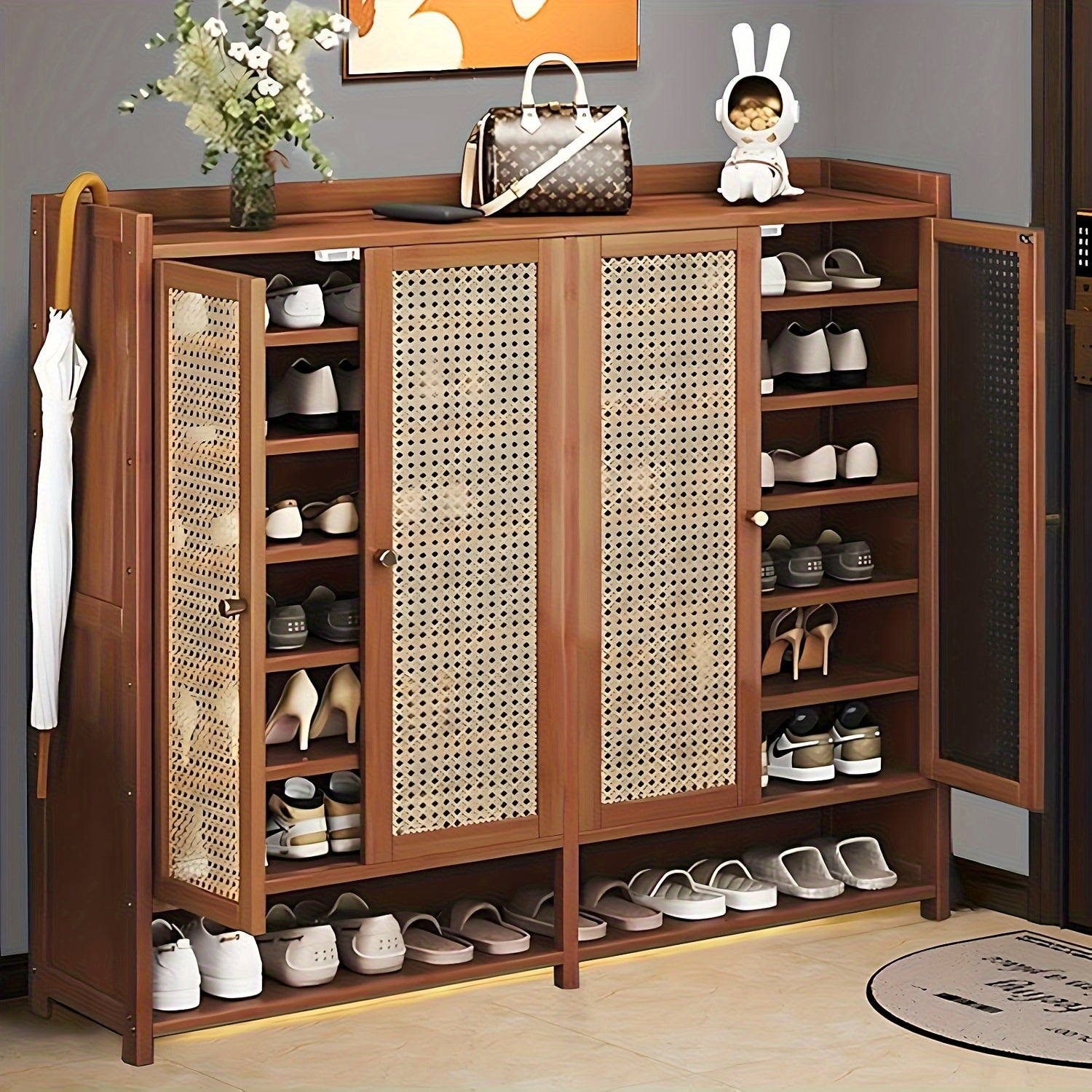 Armário de armazenamento de sapatos de bambu de 8 camadas com portas, sapateira para 38-42 pares para armário, armário de armazenamento de vime com portas para corredor ou sala de estar, marrom/cinza