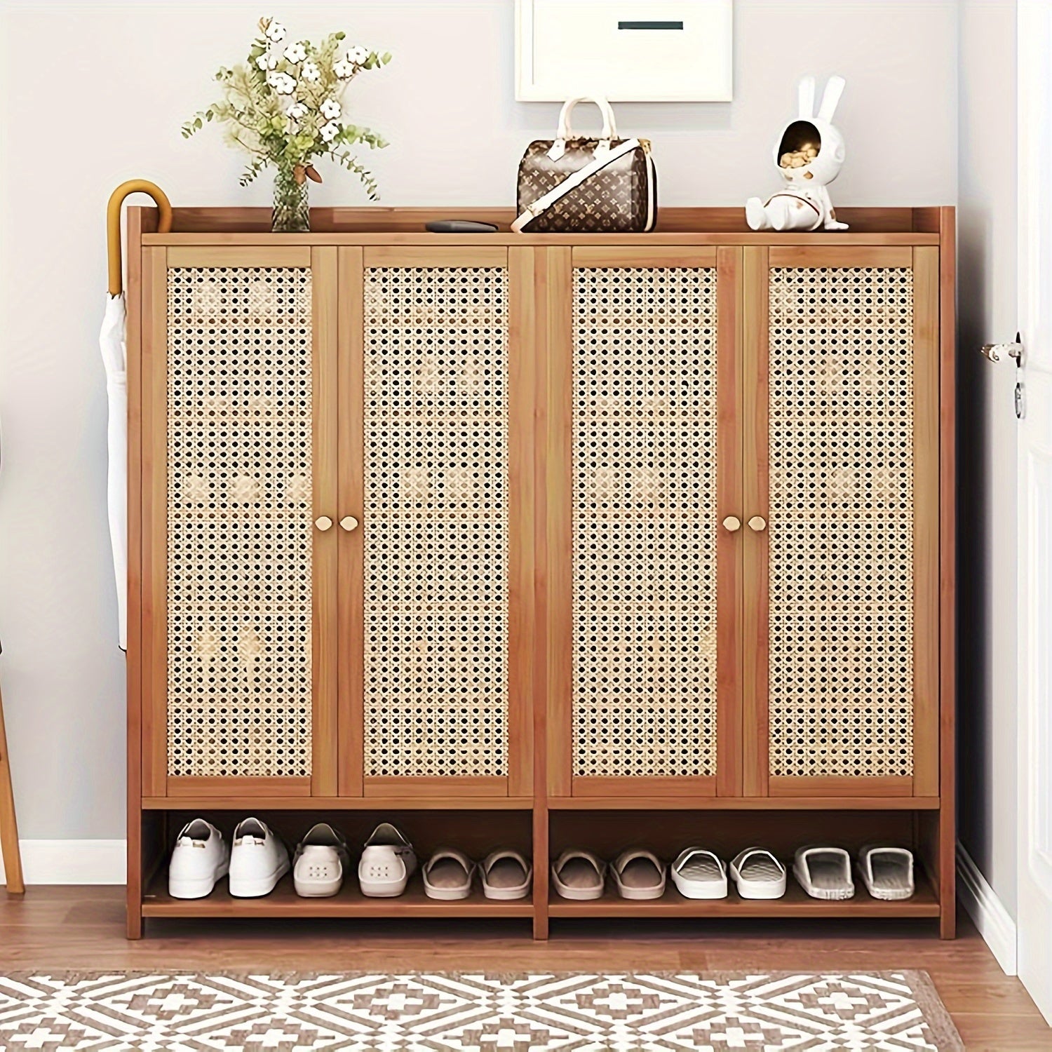 Armário de armazenamento de sapatos de bambu de 8 camadas com portas, sapateira para 38-42 pares para armário, armário de armazenamento de vime com portas para corredor ou sala de estar, marrom/cinza